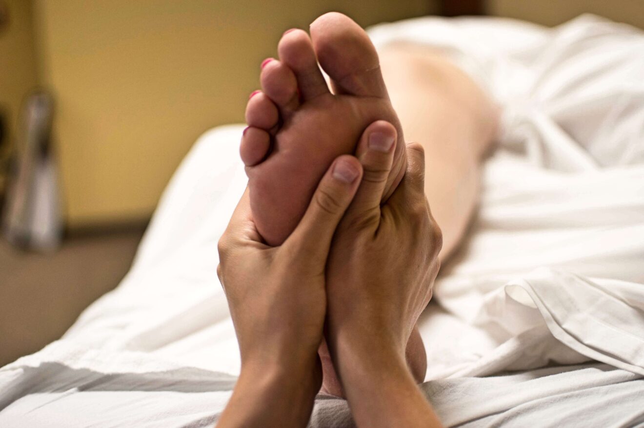 Massaggio ai piedi: fa bene? Benefici e controindicazioni