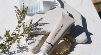 Charlize Theron rivela 5 consigli di bellezza per ottenere una pelle radiante: ecco la sua routine di bellezza