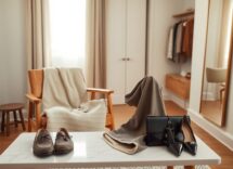 Completo donna con gilet e pantalone: come portarlo dal mattino alla sera